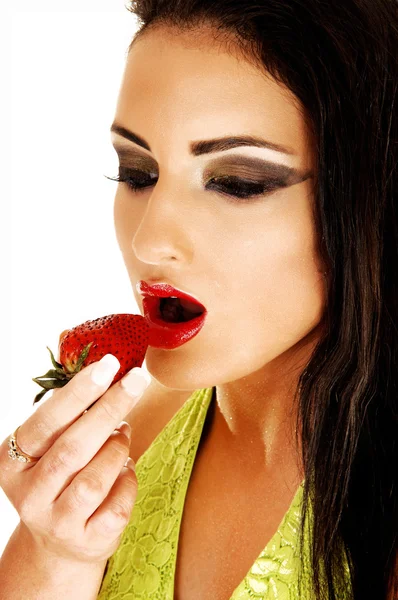 Teen ragazza mangiare fragola . — Foto Stock