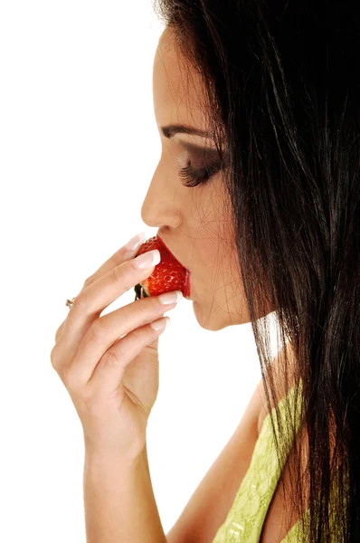 イチゴを食べる十代の少女. — ストック写真