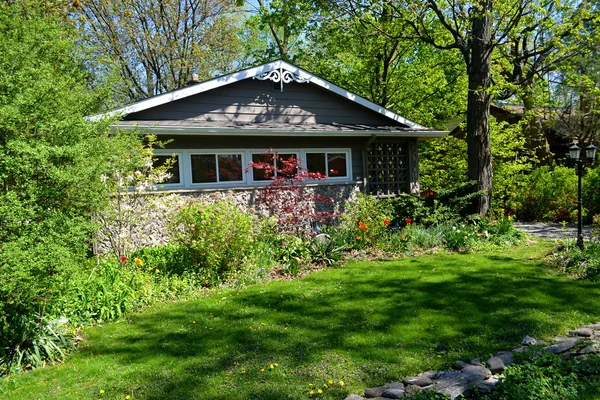 Ładny domek na wiosnę. — Zdjęcie stockowe