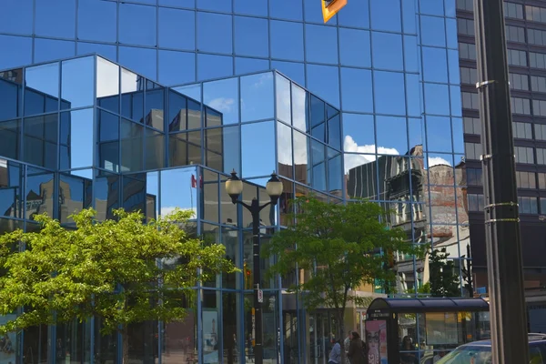 Reflecties in glazen gebouwen. — Stockfoto