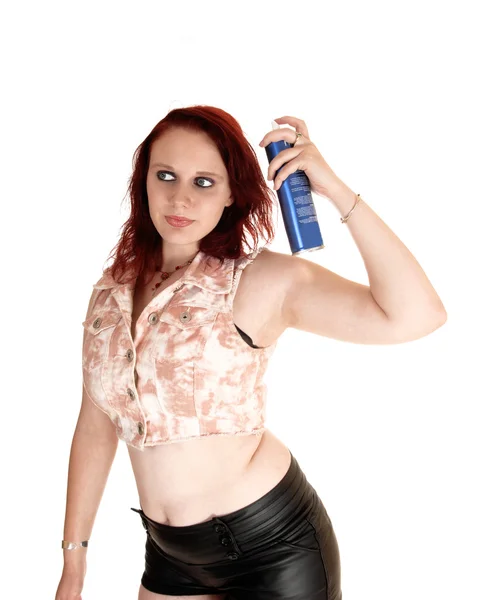 Chica poniendo spray para el cabello . — Foto de Stock