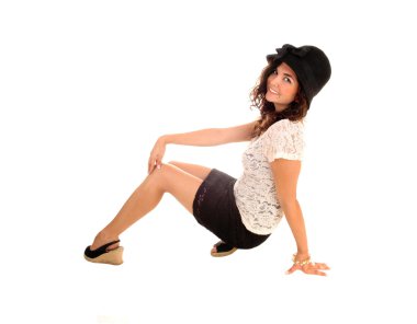 kız yere çömelerek.