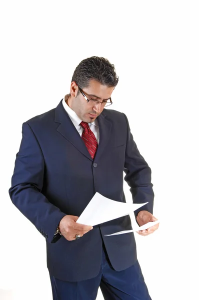 Hombre de negocios leyendo . — Foto de Stock