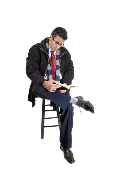 Hombre leyendo en libro . — Foto de Stock