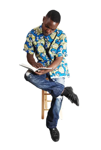 Homem negro leitura . — Fotografia de Stock
