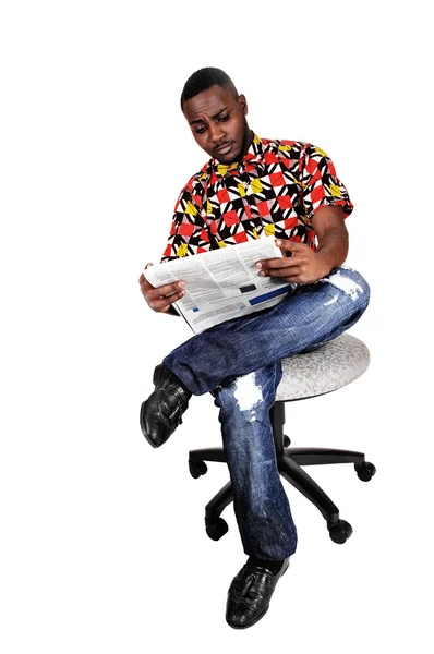 Zwarte man lezing papier. — Stockfoto