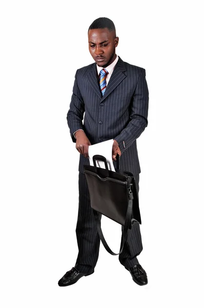 Czarny mężczyzna z walizką. — Zdjęcie stockowe