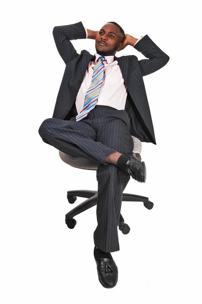 Hombre negro en silla de oficina . — Foto de Stock