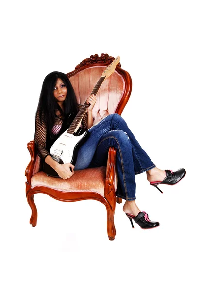Dziewczyna z gitara siedzący. — Zdjęcie stockowe