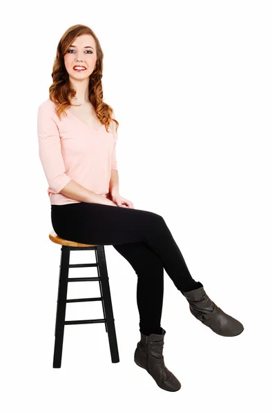 Štíhlá dívka sedící. — Stock fotografie