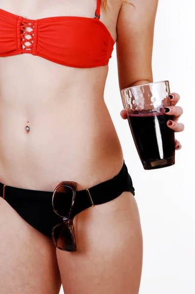 Bikini girl met drankje. — Stockfoto