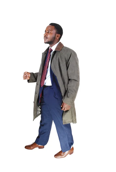 Mann im Mantel zu Fuß. — Stockfoto