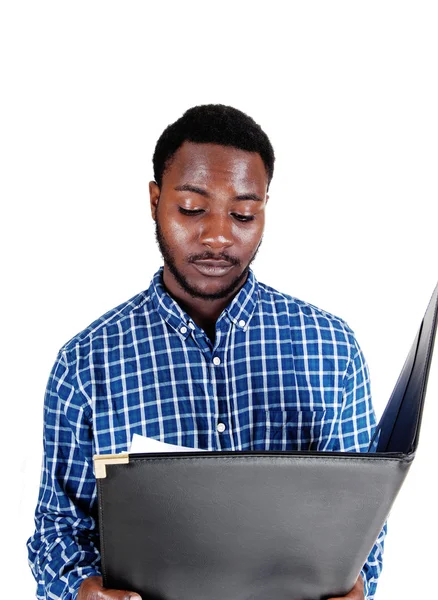 Hombre negro leyendo papel . — Foto de Stock