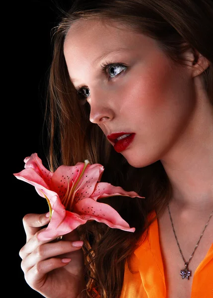 Hübsches Mädchen mit Lilie. — Stockfoto