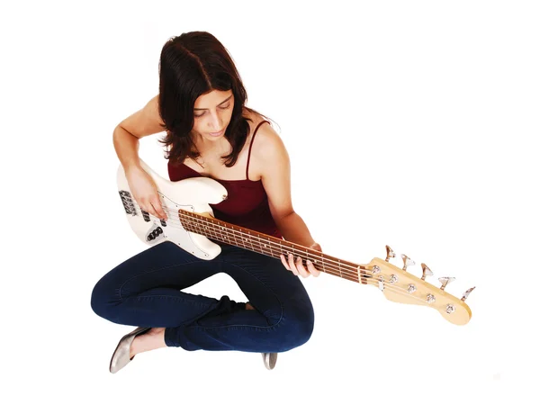 Mulher sentada tocando guitarra . — Fotografia de Stock