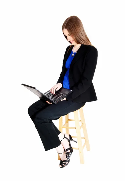 Affärskvinna med bärbar dator. — Stockfoto