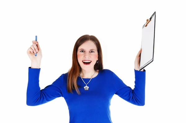 Mujer sujetando clip board . — Foto de Stock