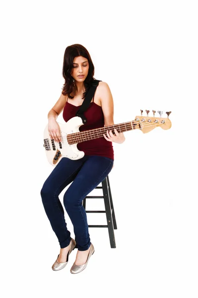 Gitar çalmak kadın oturuyor. — Stok fotoğraf