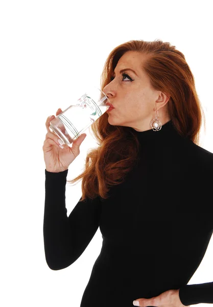 Žena pitná voda. — Stock fotografie