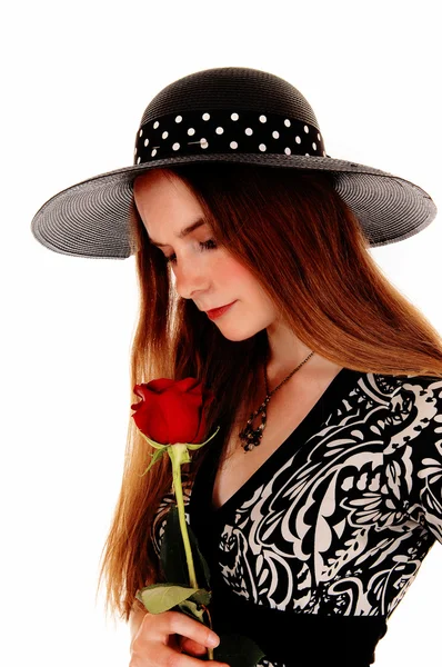 Kvinna med hatt och rose. — Stockfoto