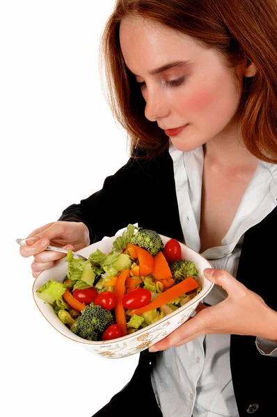 Donna che mangia insalata. — Foto Stock