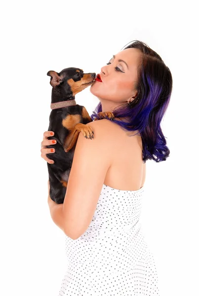Женщина целует свою собаку . — стоковое фото