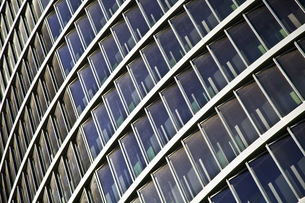 Kék üveg magas emelkedik épület felhőkarcoló — Stock Fotó
