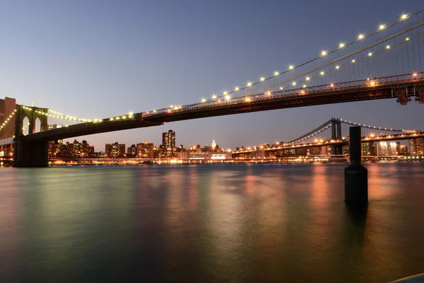 Puente de Brooklyn al anochecer Imagen de stock