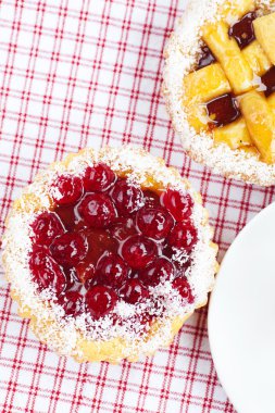 güzel kek çilek ve çay kareli kumaş