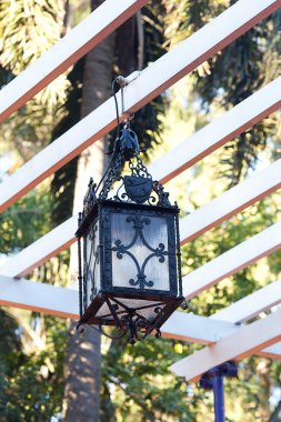 Dekoratif fener Arbor'da asılı