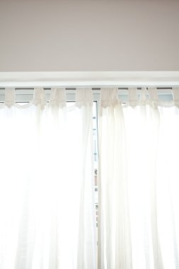 arka perde güneş ışığı altında