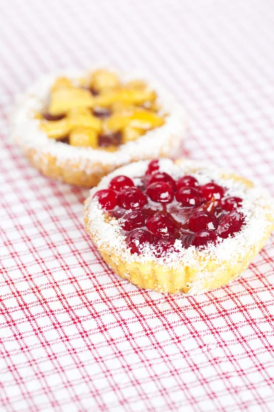 Krásný dort s ovocem na kostkované látky — Stock fotografie