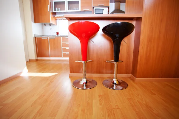 Wnętrza kuchnia z barem krzesła w mieszkaniu — Zdjęcie stockowe