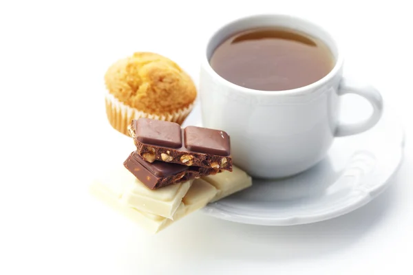 Barra de chocolate, té y magdalena aislados en blanco — Foto de Stock