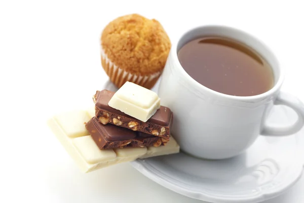 Barra de chocolate, té y magdalena aislados en blanco —  Fotos de Stock
