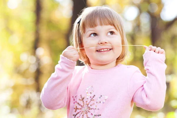 Porträtt av en vacker liten flicka i skogen höst — Stockfoto