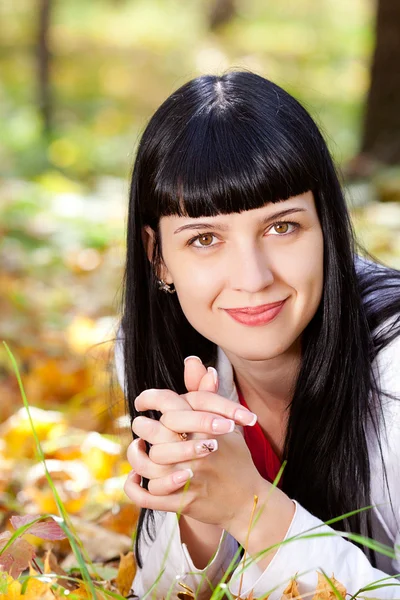 Retrato de uma bela jovem mulher na floresta de outono — Fotografia de Stock