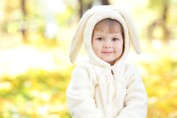 Hermosa niña en traje conejito en el bosque de otoño — Foto de Stock