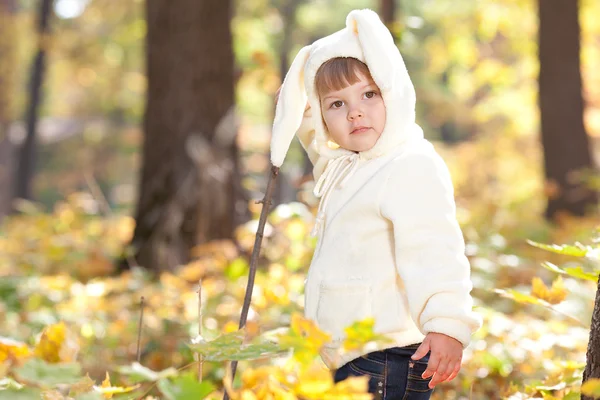 가 숲에서 의상 토끼에 아름 다운 소녀 — 스톡 사진