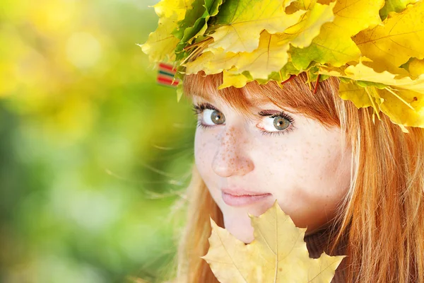 Ritratto di una bella giovane adolescente rossa in una ghirlanda — Foto Stock