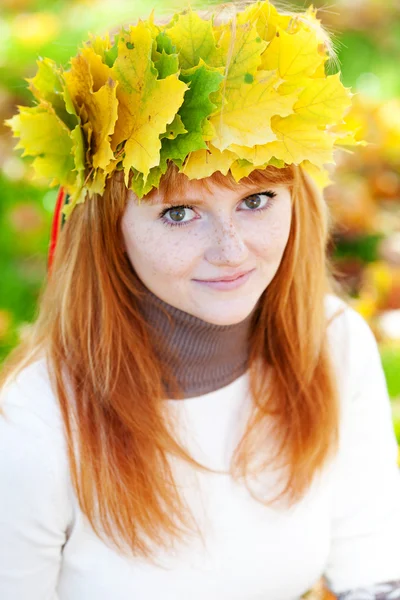 Ritratto di una bella giovane adolescente rossa in una ghirlanda — Foto Stock