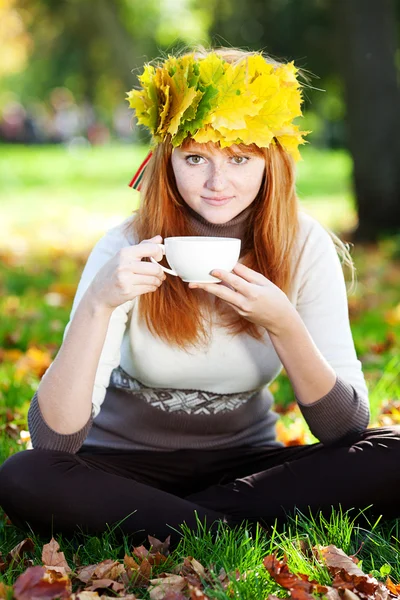 Jeune rousse adolescente femme dans une couronne de feuilles d'érable avec cu — Photo