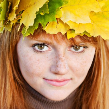 çelenk içinde bir güzel genç redhead genç kadın portresi