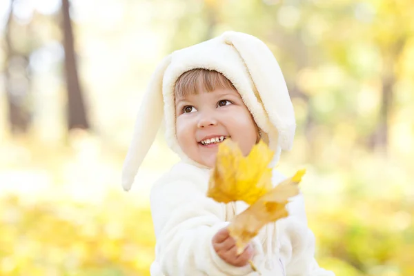 Vacker liten flicka i kostym kanin i skogen höst — Stockfoto