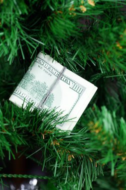 yığın dolar Noel ağacı üzerinde