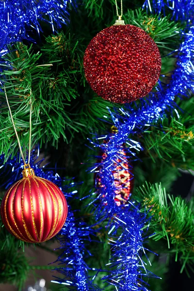 Juguete de Navidad en el árbol de Navidad — Foto de Stock