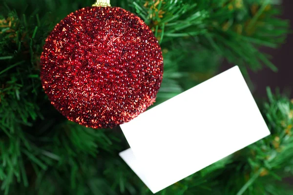 Рождественская игрушка и открытка благодарности на елке — стоковое фото