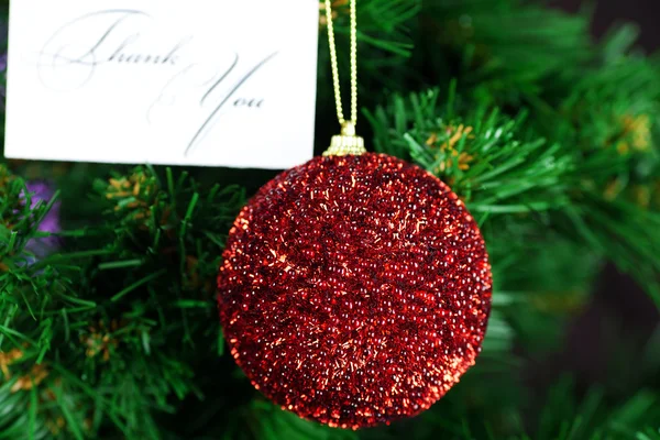 Juguete de Navidad y tarjeta gracias en el árbol de Navidad — Foto de Stock