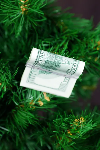 Yığın dolar Noel ağacı üzerinde — Stok fotoğraf