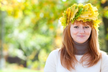 çelenk içinde bir güzel genç redhead genç kadın portresi